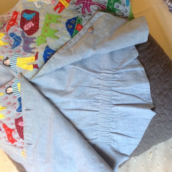 Hand Embroidered Womens Vest. Passports of Pier One Imports. One size. - Picture 6 of 6